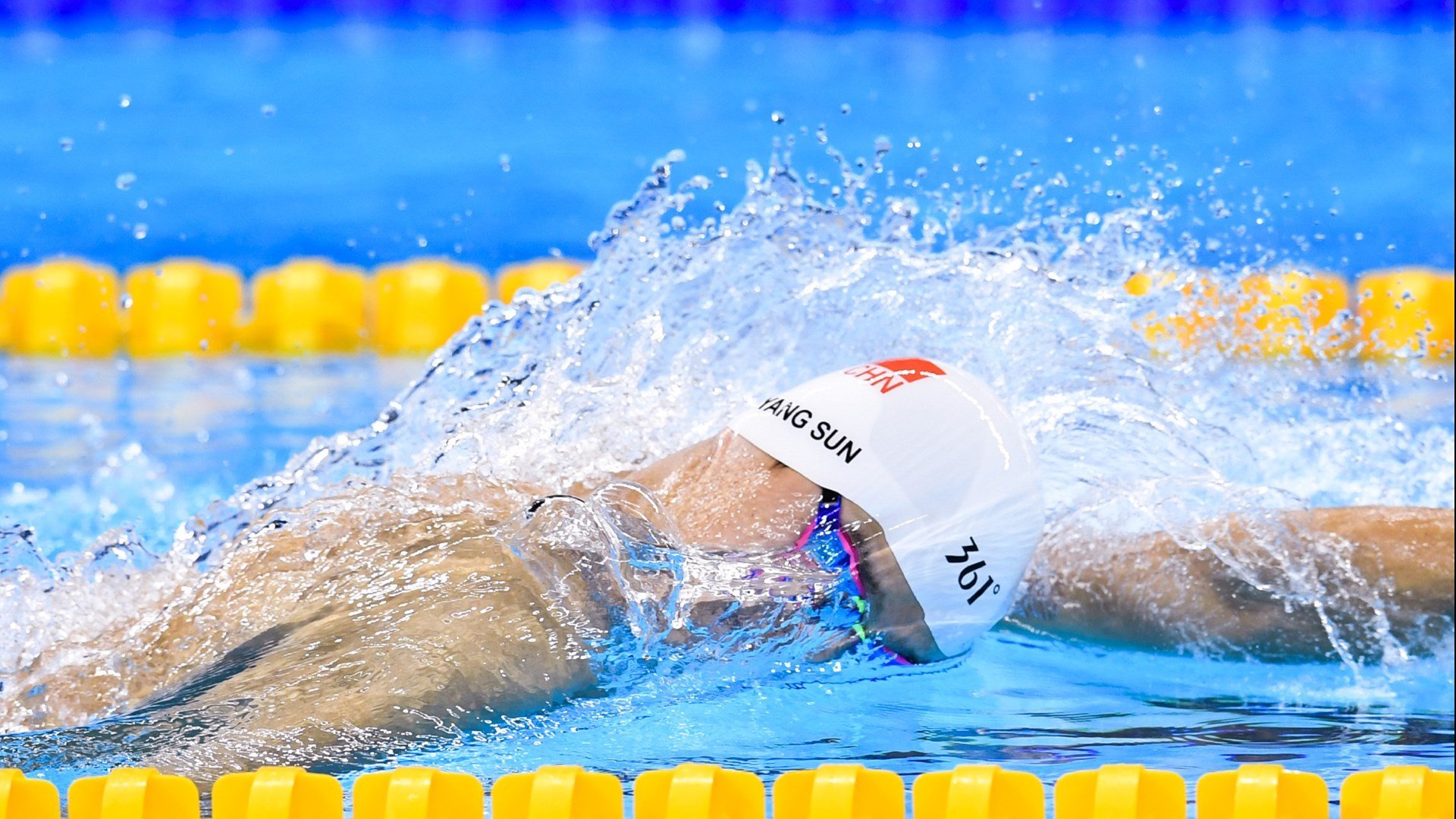 爱游戏中国官方网站平台-电竞新秀选手首次登场展现不俗实力，电竞show